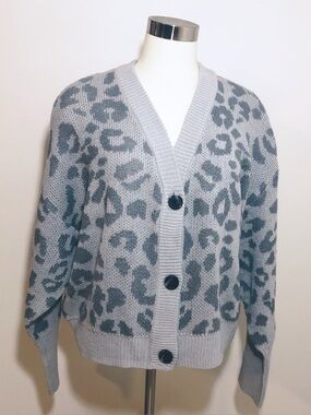 Wild Fable 1X Plus Size Gray Leopard Print Cardigan V-Neck Button Front